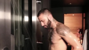 Bromo: Tattooed american bear Jaxton Wheeler loves fucked by big dick Rikk York