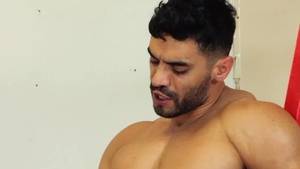 HotHouse: Arad Winwin Stuffs Dakota's Mouth Full