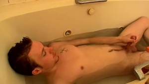 Boys-Pissing.com: American Billy Da Kidd is a shaved twink