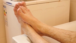 Twinky Feet: Very sexy Adam feet teasing in the bath
