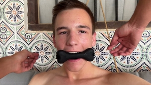 Zac geme alto sob as investidas de Nico