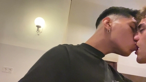 Twink Valentin takes it up the ass